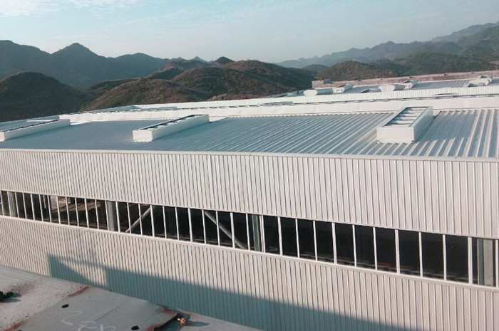 對于氫氟酸等較強的酸性環境，屋頂自然通風器應采用哪種防腐方式？